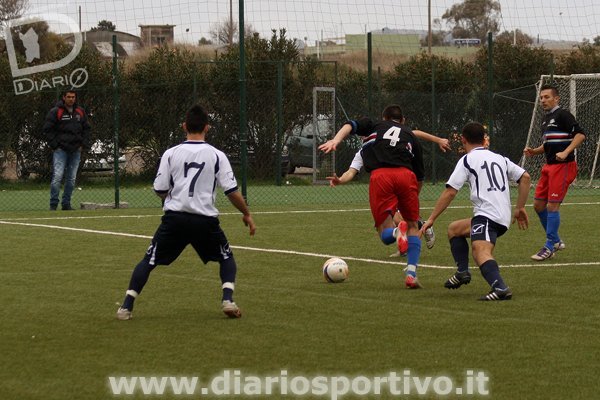 Riccardo Pirisi cerca l'incursione in area Riccardo Pirisi cerca l'incursione in area